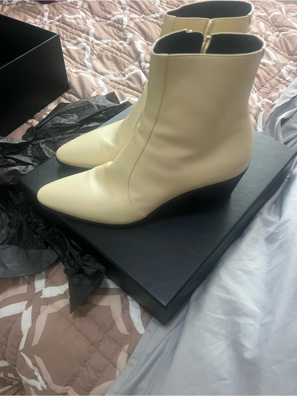 Saint Laurent Cream Pointed-Toe Ankle Boots BN In box Vasilli